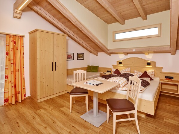 Double Room | Desk, free cribs/infant beds, rollaway beds, free WiFi - Gästehaus Renate (Laengenfeld)