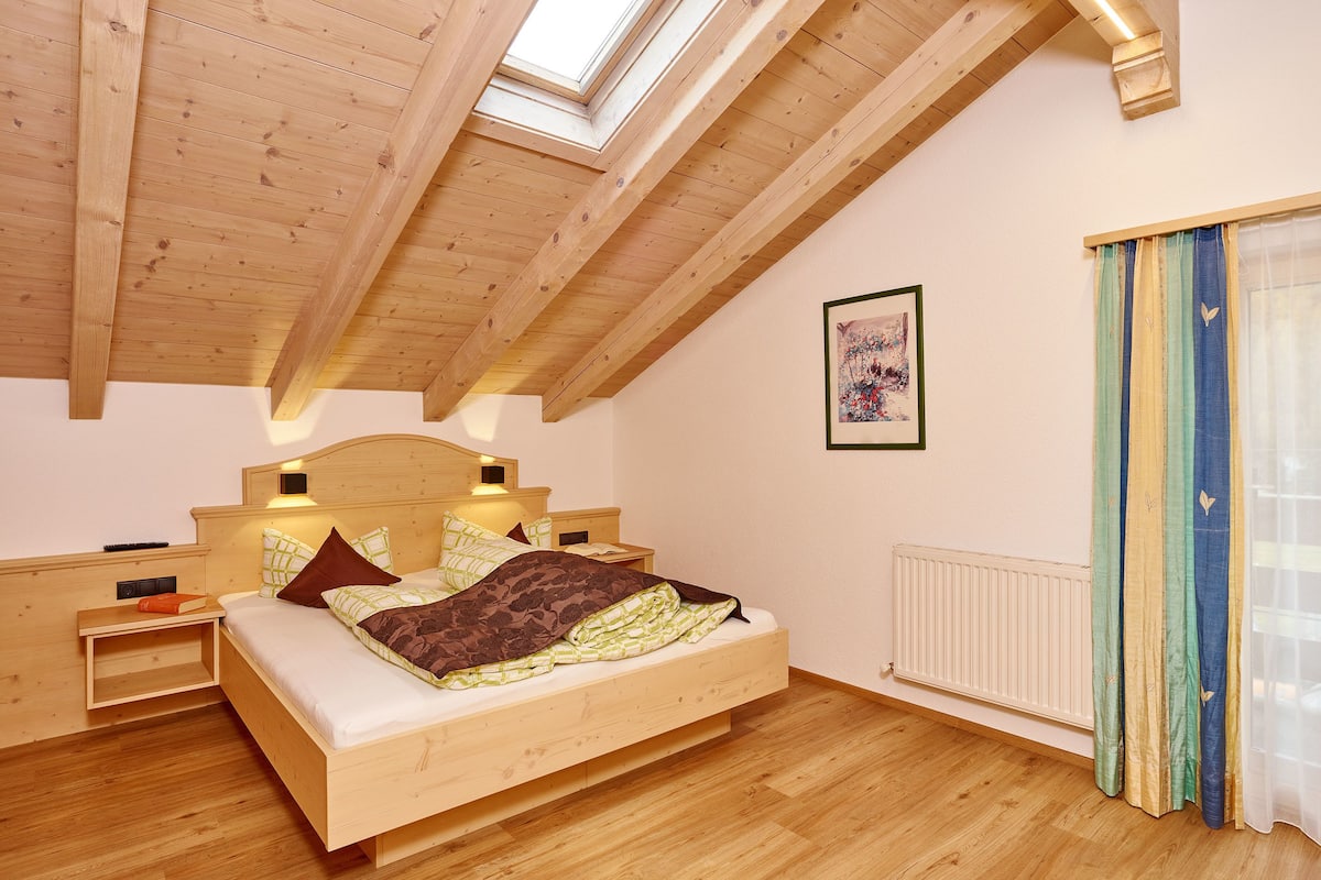 Een bureau, gratis babybedden, extra bedden, gratis wifi