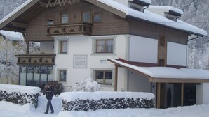 A wooden chalet with a sign reading "Gastehaus RENATE" in front. - Gästehaus Renate (Laengenfeld)
