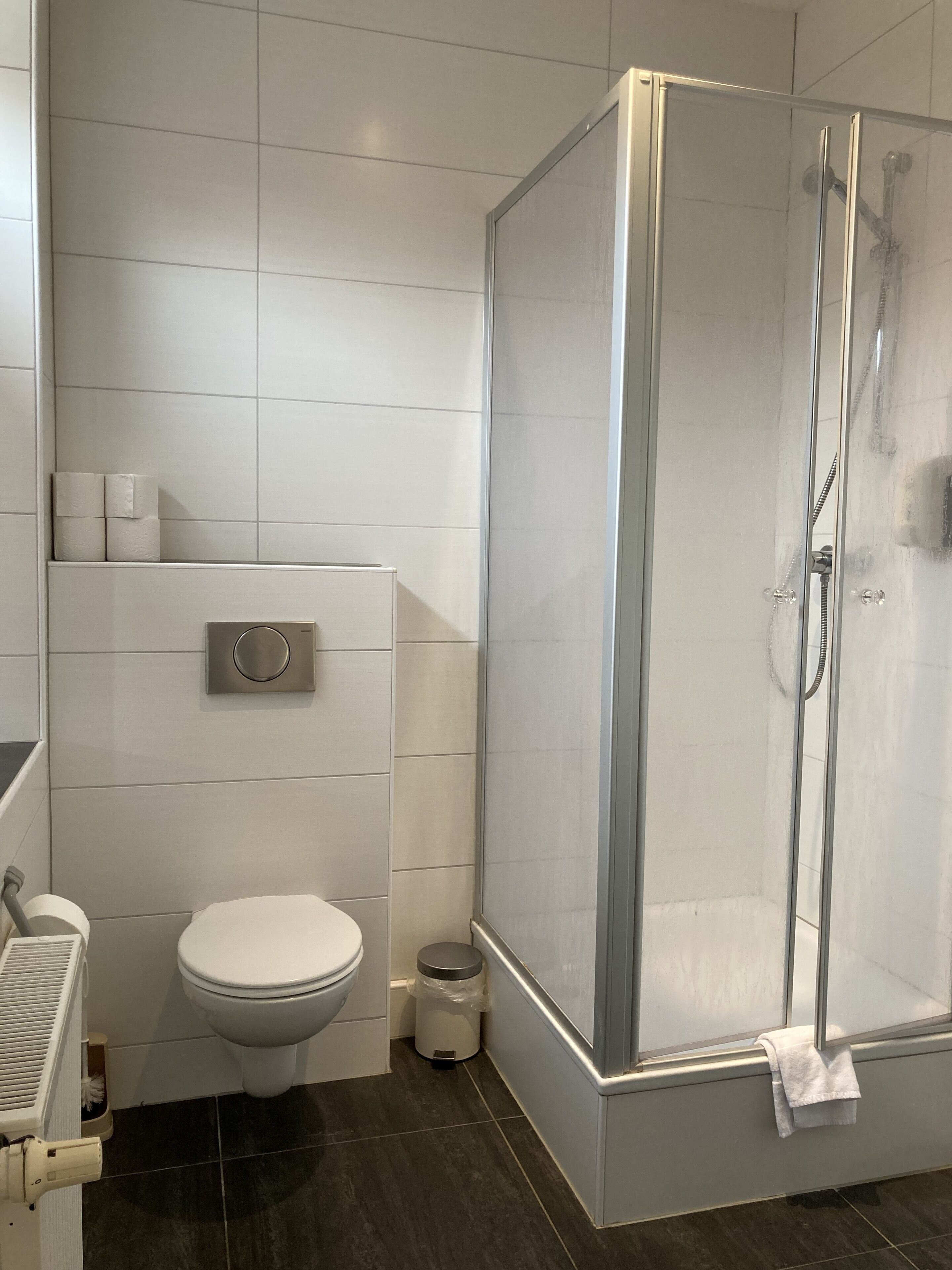 quadruple room | bathroom | shower, towels