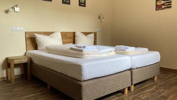 Comfort tweepersoonskamer | Hypoallergeen beddengoed, een bureau, babybedden, gratis wifi