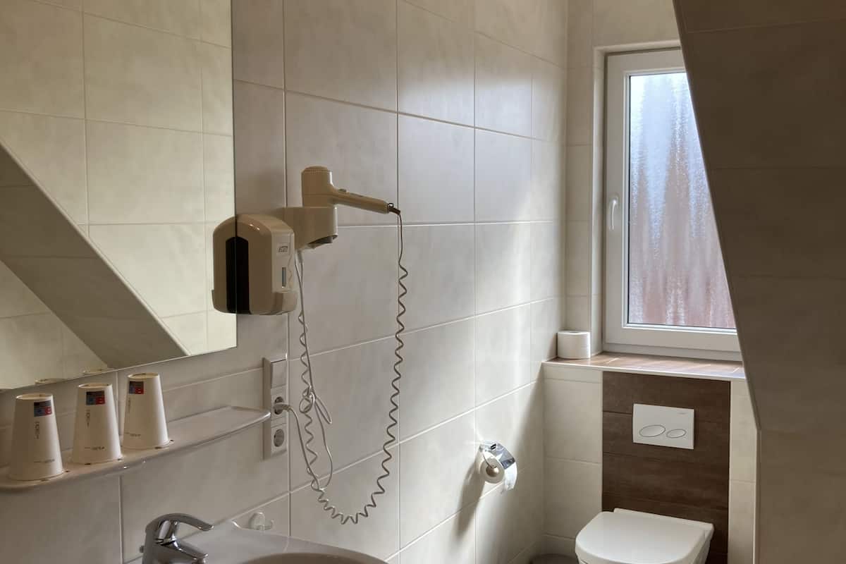 comfort triple room, kitchen | bathroom | shower, towels