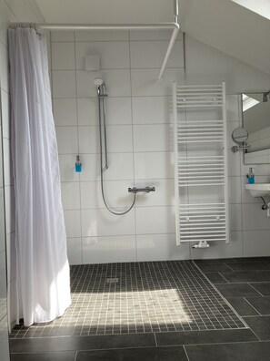 Quarto premium | Banheiro | Chuveiro, toalhas de banho