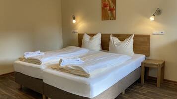 Comfort tweepersoonskamer | Hypoallergeen beddengoed, een bureau, babybedden (toeslag), gratis wifi