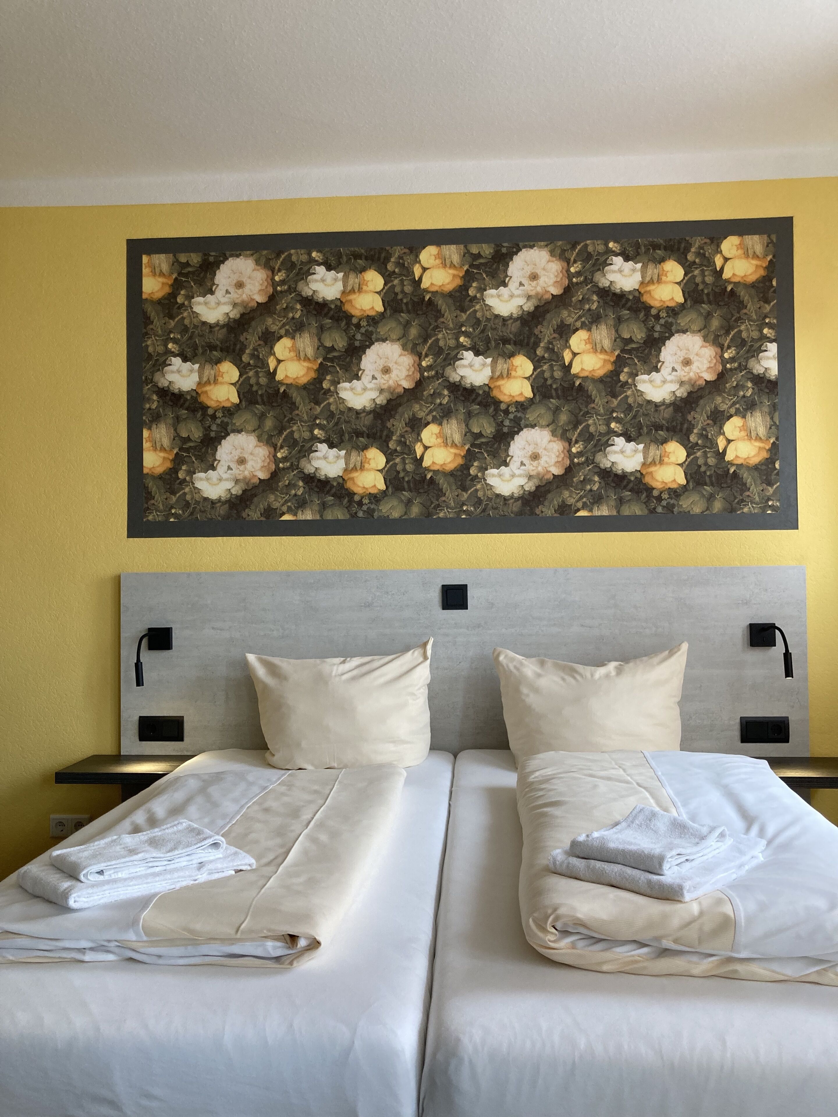 comfort triple room, kitchen | hypo-allergenic bedding, desk, cots/infant beds, free wifi