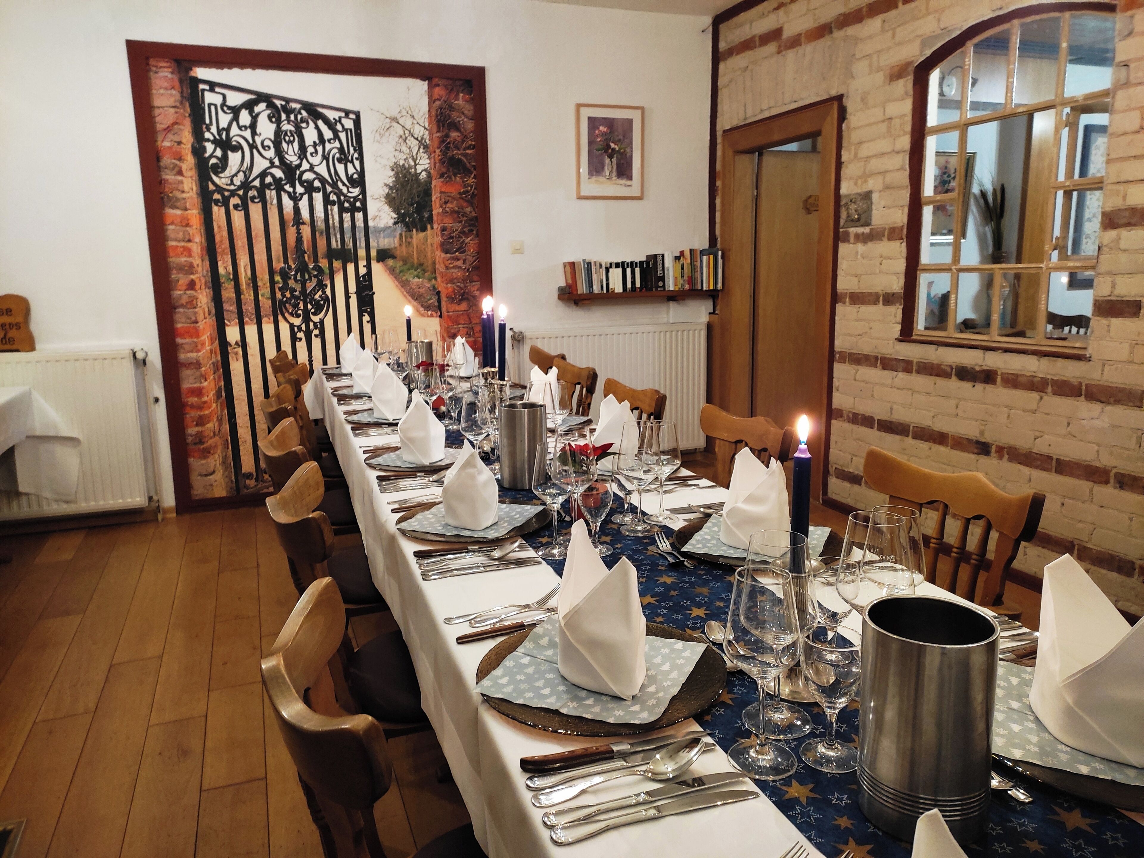 Serveert diner, lokale en internationale gerechten, buitendiner 