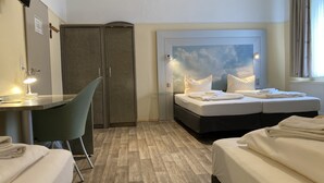 A hotel room with a desk, two beds, a wardrobe, and a headboard with a cloud mural. - Landhotel Vosse-Schepers (Rhede)