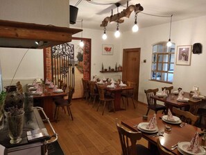 Dinner served, local and international cuisine, alfresco dining  - Landhotel Vosse-Schepers (Rhede)