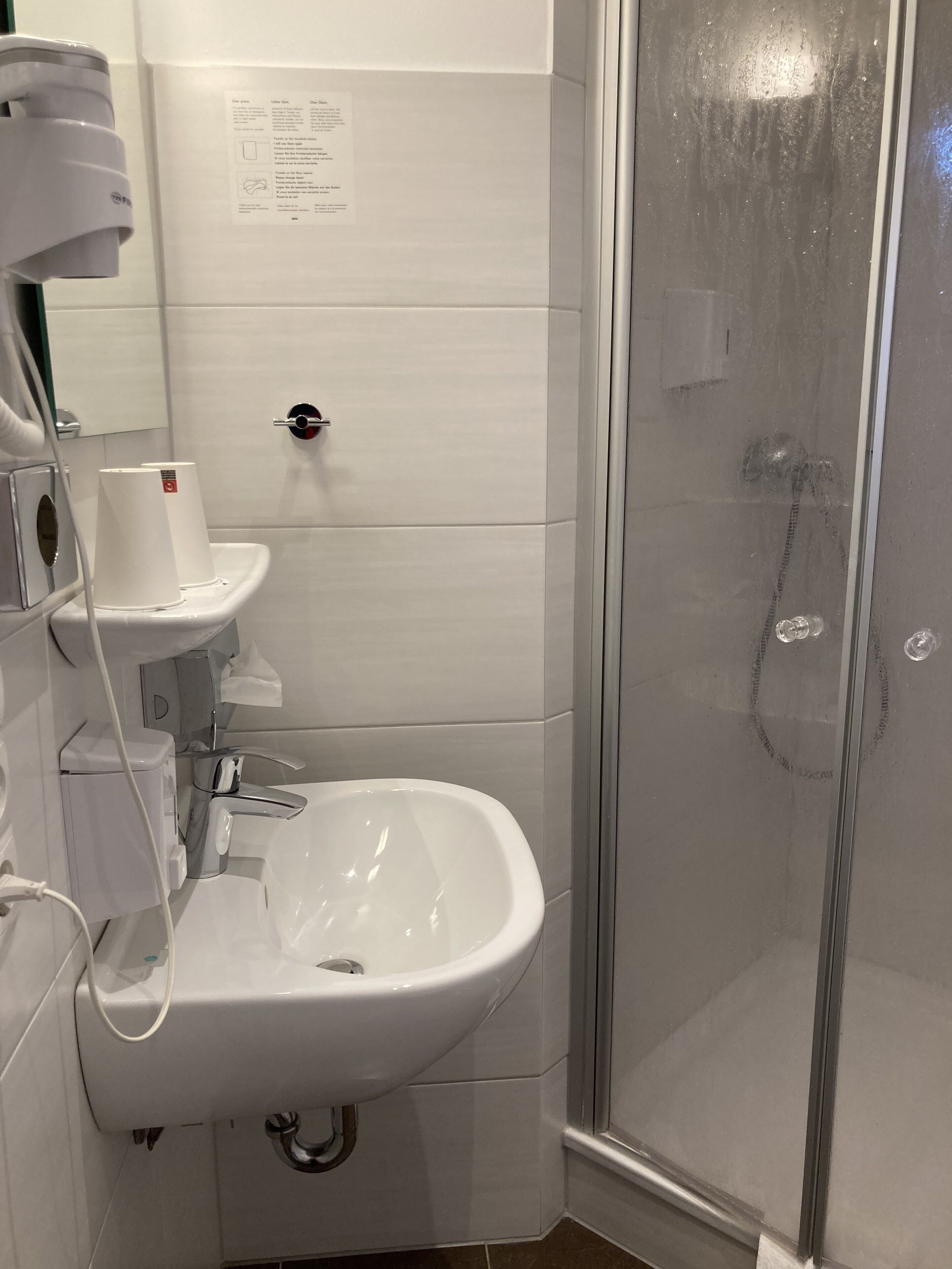 standard double room | bathroom | shower, towels