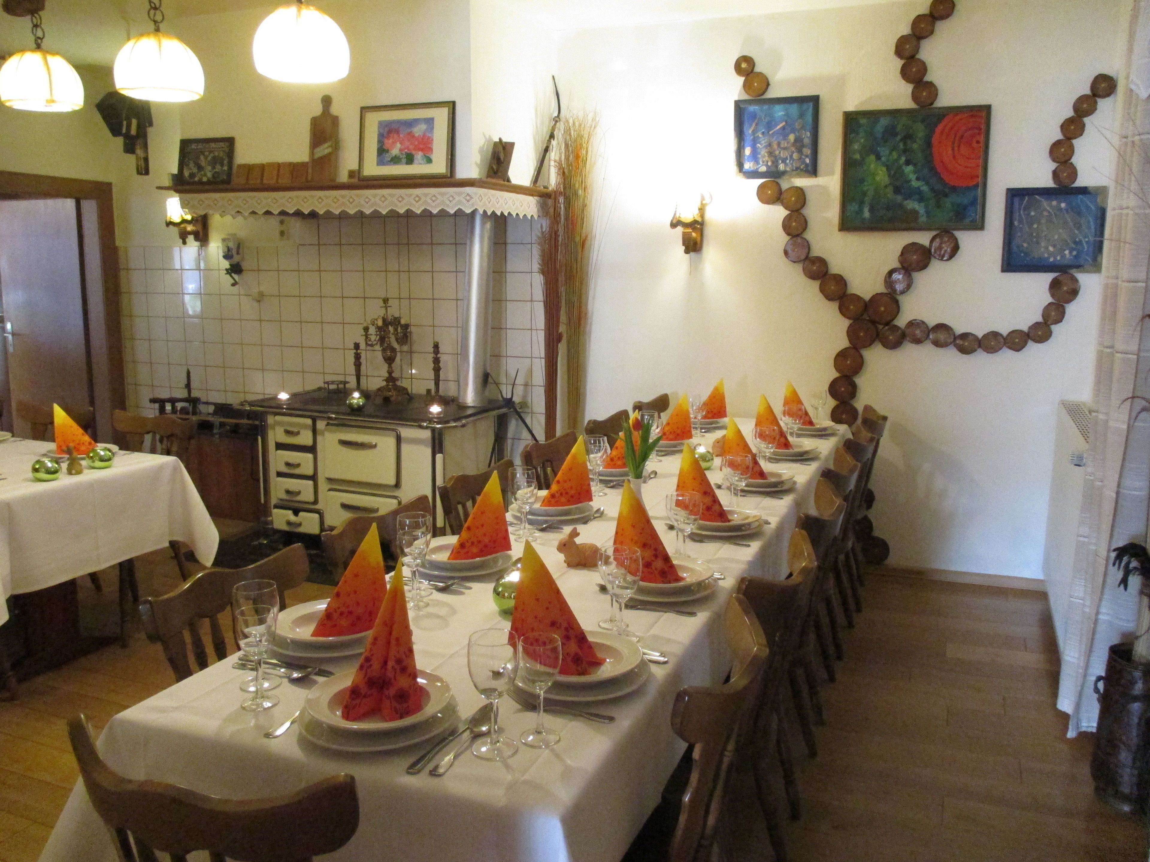 Comedor con mesas dispuestas para una comida, con decoraciones de sandía en forma triangular.