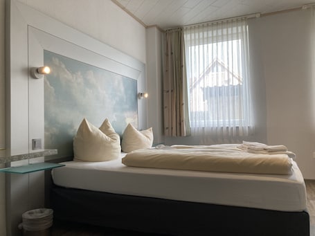 Hypo-allergenic bedding, desk, cots/infant beds, free WiFi