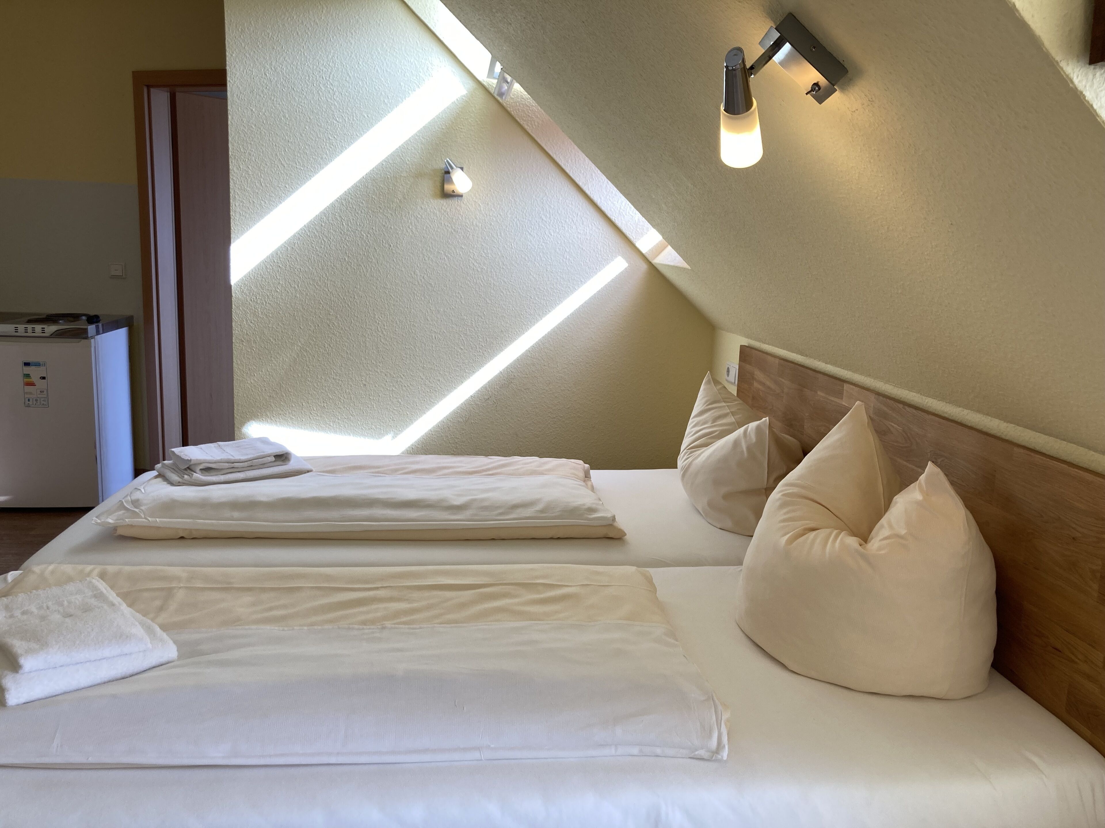 comfort triple room, kitchen | hypo-allergenic bedding, desk, cots/infant beds, free wifi