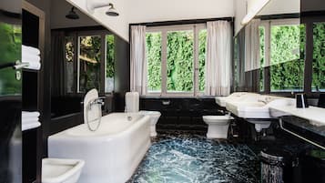 Superior Room (Extra-large) | Bathroom | Towels