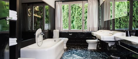 Superior Room (Extra-large) | Bathroom | Towels