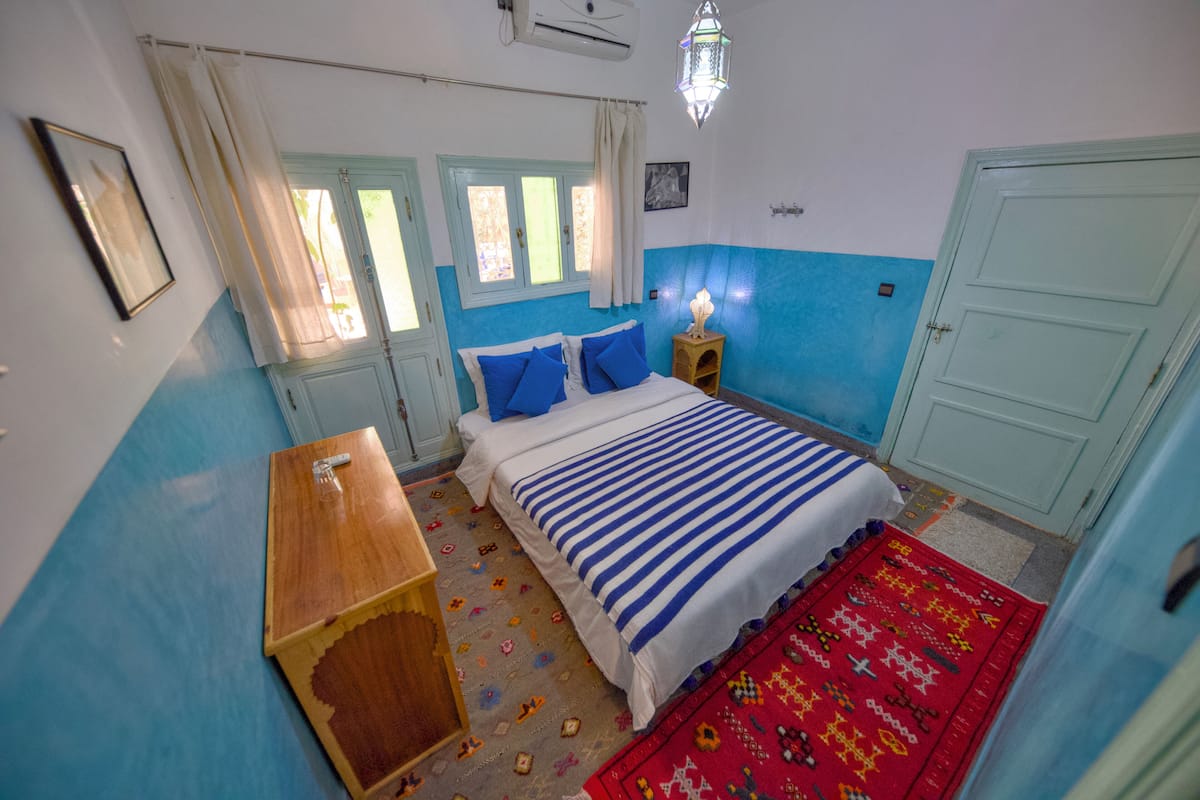 1 chambre, systĂšme dâinsonorisation, fer et planche Ă repasser