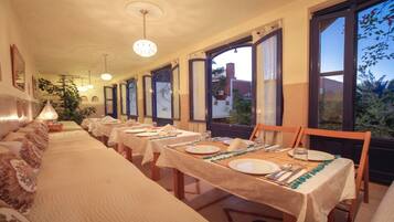 Aperto a colazione, pranzo e cena, cucina locale