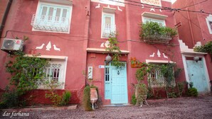 Ein Gebäude mit einer blauen Tür, weißen Fensterläden und einem Schild mit der Aufschrift 'RHA'.