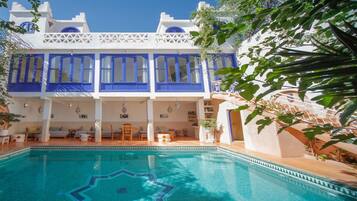 Piscina coperta, piscina all'aperto