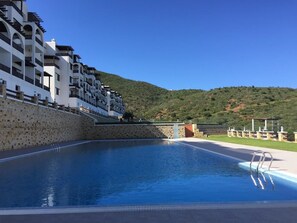 Una piscina al aire libre