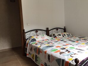 1 bedroom, iron/ironing board, free cots/infant beds, bed sheets - Appartement Complexe Sania Plage (Allyene)