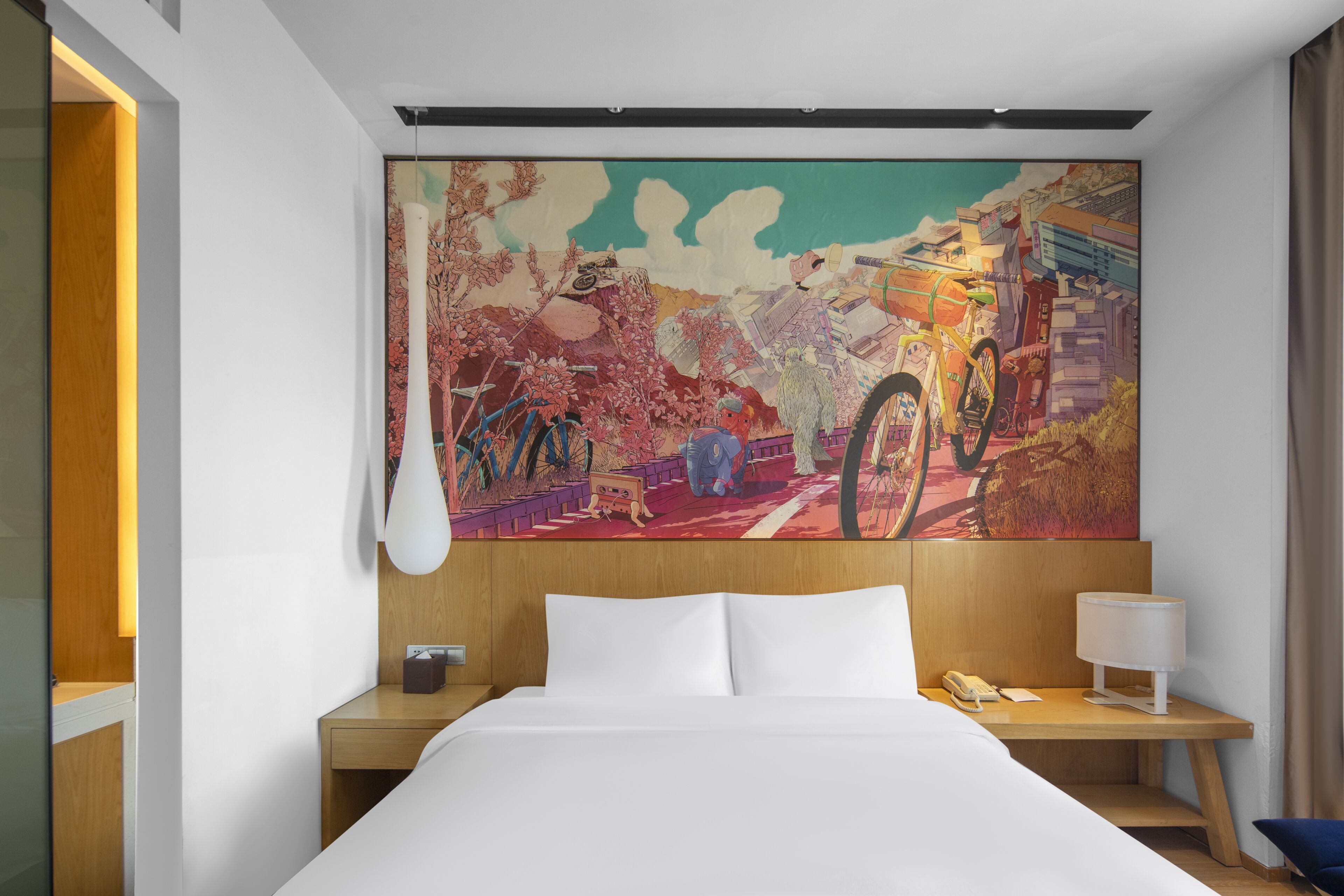 睿选豪华大床房 | 高档床上用品、客房内保险箱、办公桌、遮光窗帘