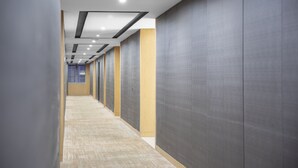 A long, narrow hallway with a carpeted floor and walls lined with panels. - MiniMax Hotel Shanghai Songjiang (Shanghai)