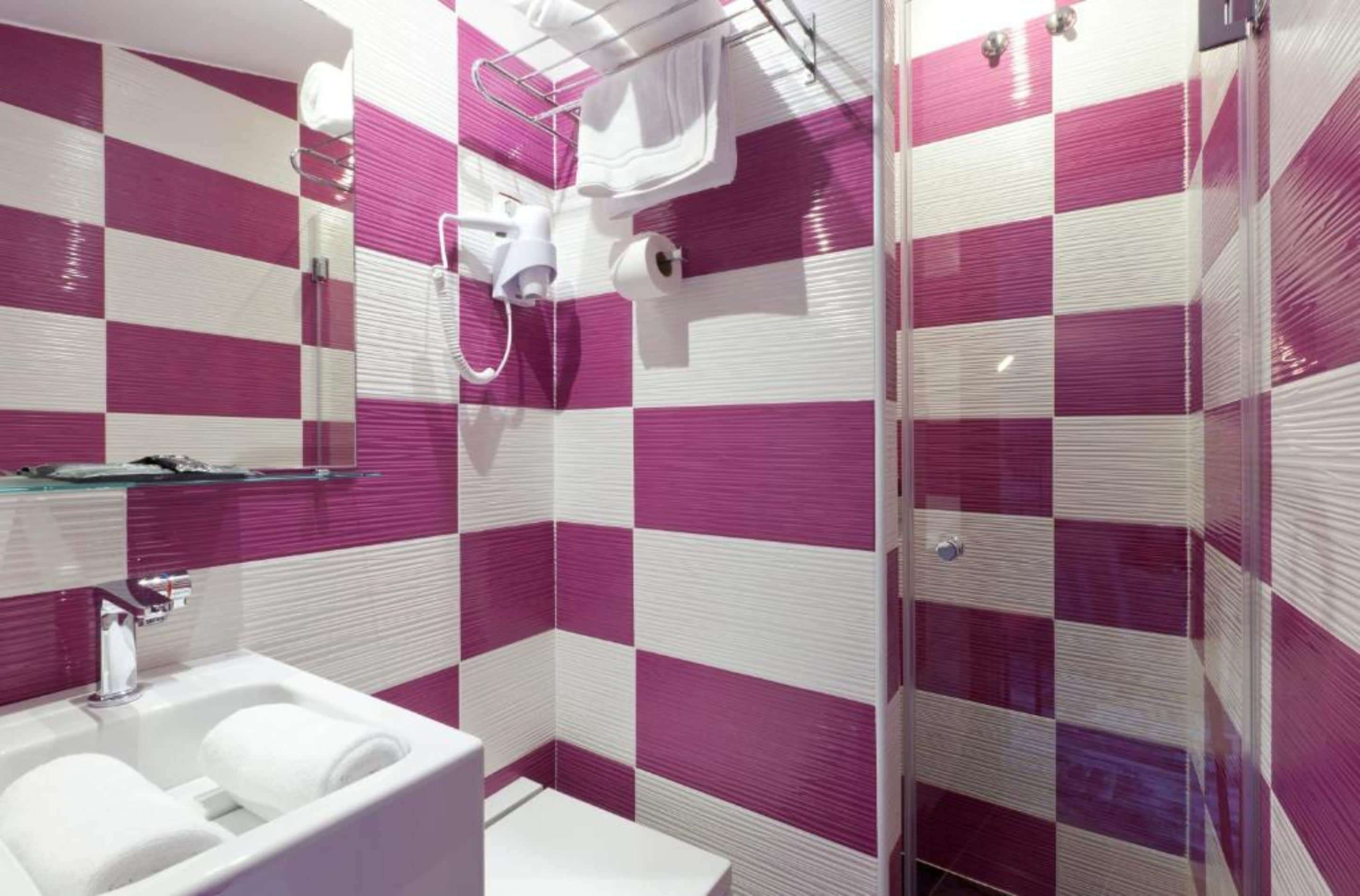 triple room | bathroom | shower, free toiletries, hair dryer, towels
