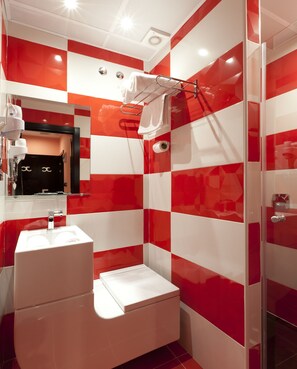 Ducha, artículos de tocador gratuitos, secador de pelo, toallas