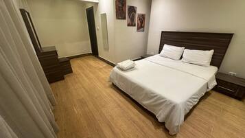 Suite – grand, 1 soverom, ikke-røyk, byutsikt | 1 soverom, minibar, safe på rommet og blendingsgardiner