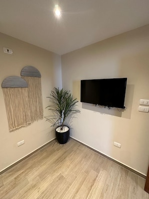 Elite Suite | Living area | 40-inch LCD TV with satellite channels, TV - Nakhil Residence (Giza)