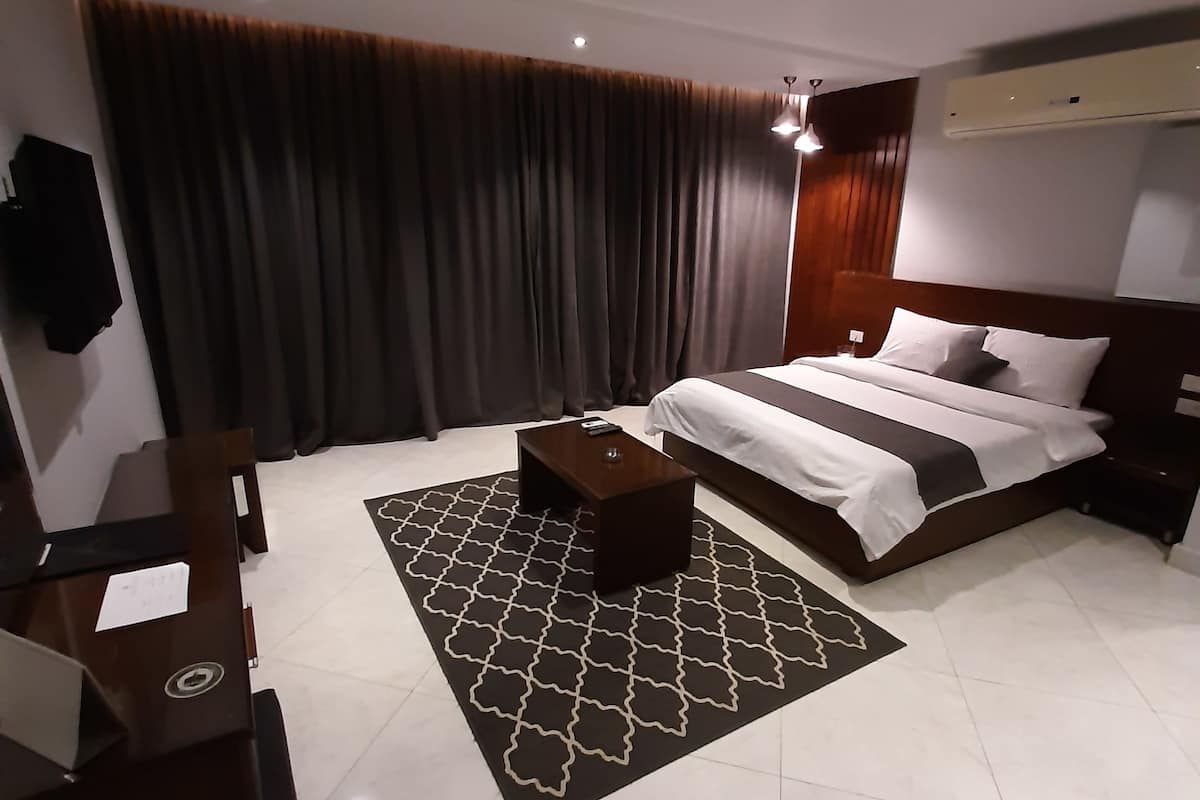 Estúdio sênior, 1 cama Queen, para fumantes, cozinha americana | 1 quarto, frigobar, cofres nos quartos, cortinas blackout