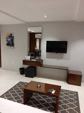 Senior Studio, 1 Queen Bed, Smoking, Kitchenette | 1 bedroom, minibar, in-room safe, blackout curtains - Nakhil Residence (Giza)