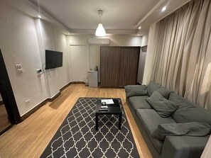 Suite Grand, 1 kamar tidur, Bebas Asap Rokok, pemandangan kota | Area keluarga | Televisi LCD 40-inci dengan saluran TV satelit dan TV