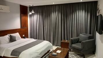 1 soverom, minibar, safe på rommet og blendingsgardiner