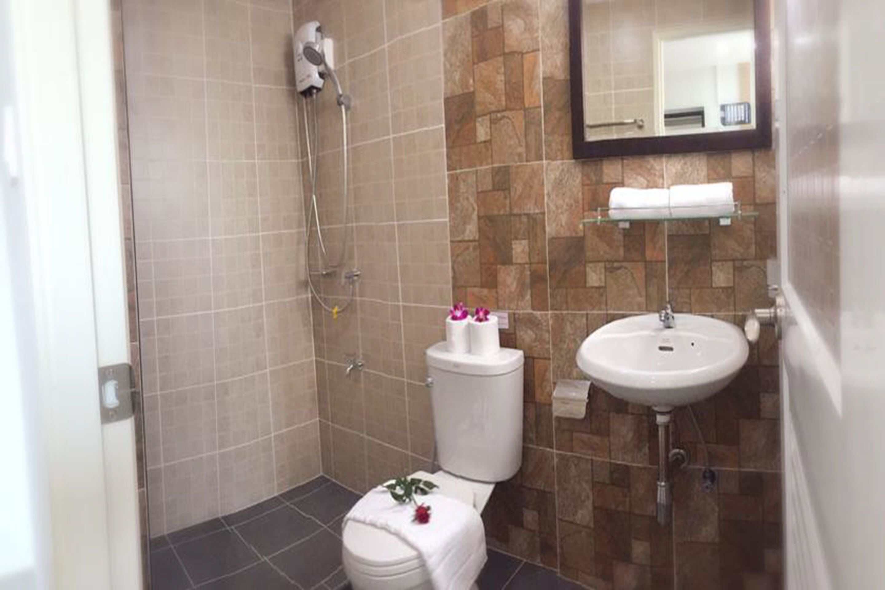 Bathroom | Shower, towels, toilet paper