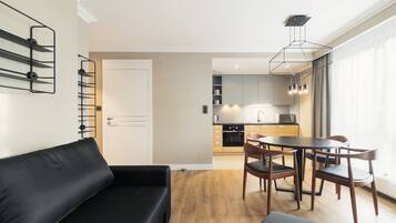 Appartement (Victoria Residence 10) | Privékitchenette | Een koelkast, een magnetron, een kookplaat, een waterkoker