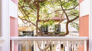 Eenpersoonskamer, uitzicht op de stad | Terrein van de accommodatie