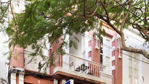 A building with a sign for 'Casa Blanca' and a 'Habanero' restaurant. - Pensión Casablanca (Santa Cruz de Tenerife)