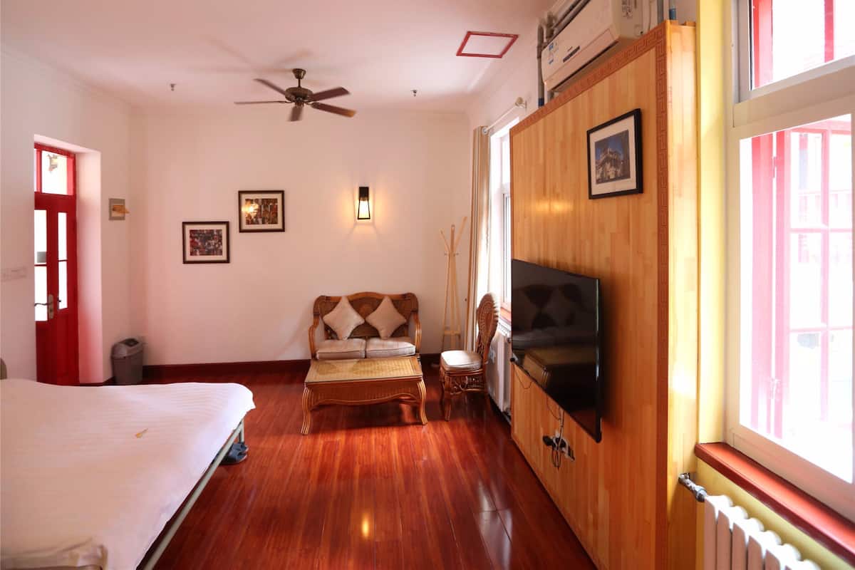 Family Room | Desk, blackout curtains, soundproofing, free WiFi