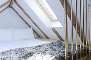 1 bedroom, Egyptian cotton sheets, premium bedding, memory foam beds - Shepherds Barn (Chichester)