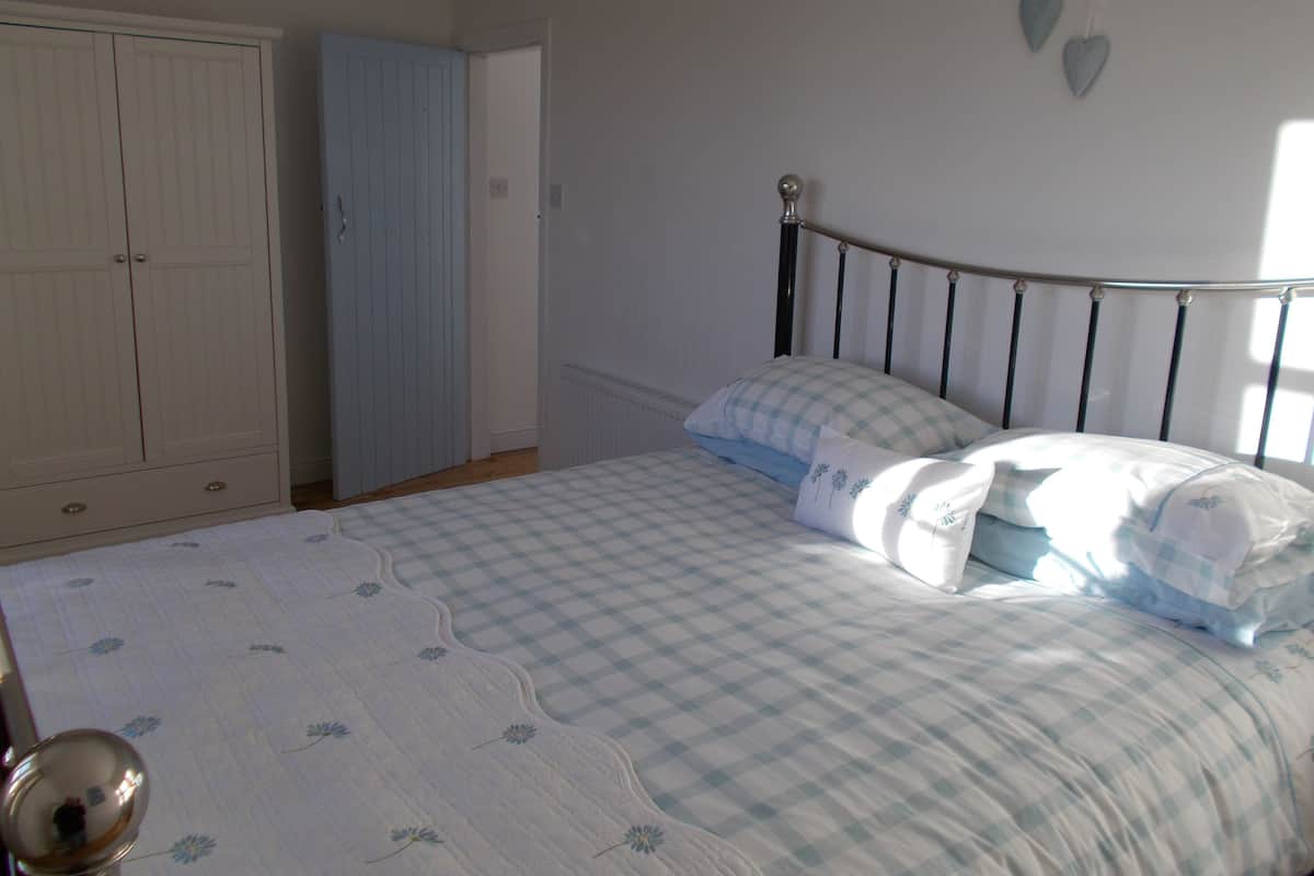 Chambre Double, 1 très grand lit | 1 chambre, literie de qualité supérieure, fer et planche à repasser
