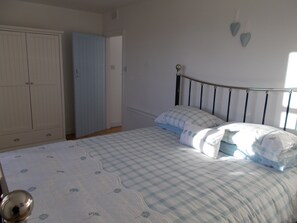Double Room, 1 King Bed | 1 bedroom, premium bedding, iron/ironing board, rollaway beds - Bluebell Bank (Dumfries)