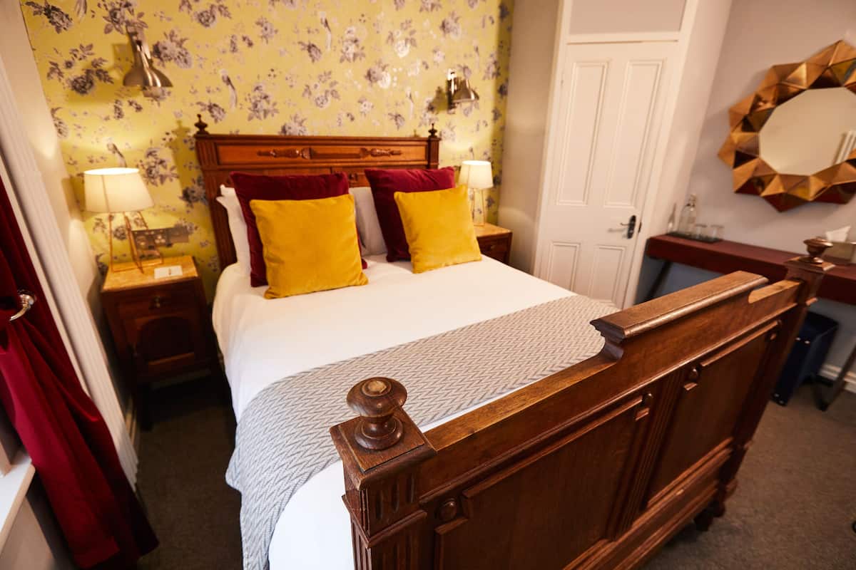 Double Room (Small Snug) | Memory foam beds, iron/ironing board (on request), WiFi (free)