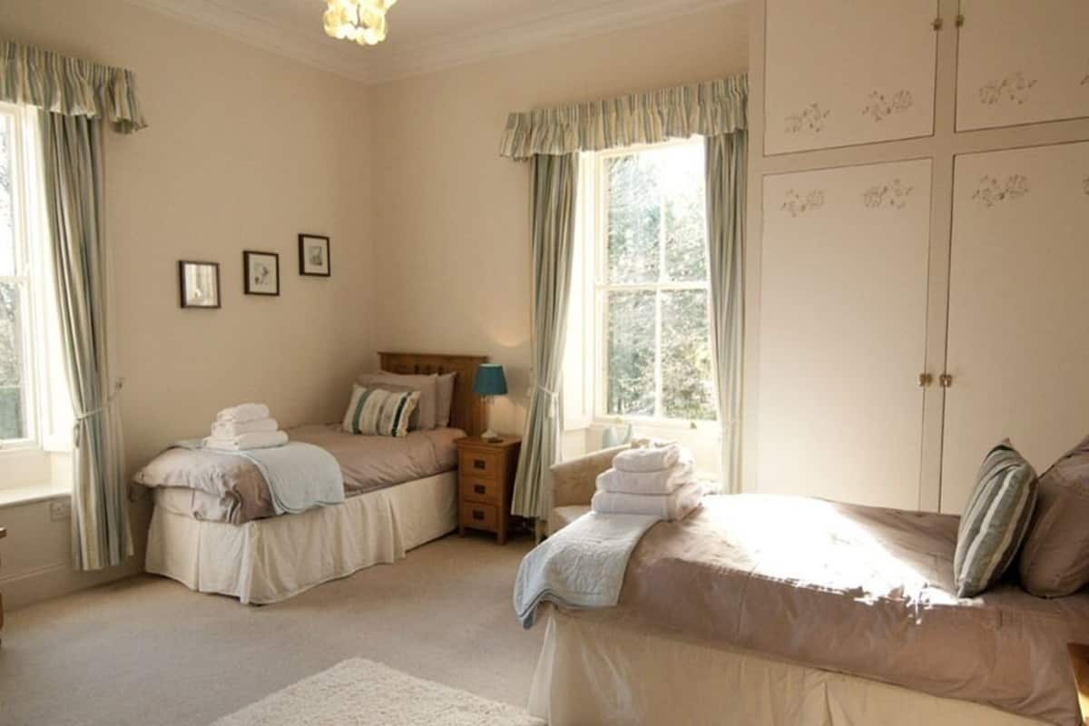 Twin kamer, en-suite badkamer, uitzicht op tuin