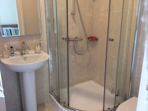 Twin Room, Ensuite, Garden View | Bathroom
