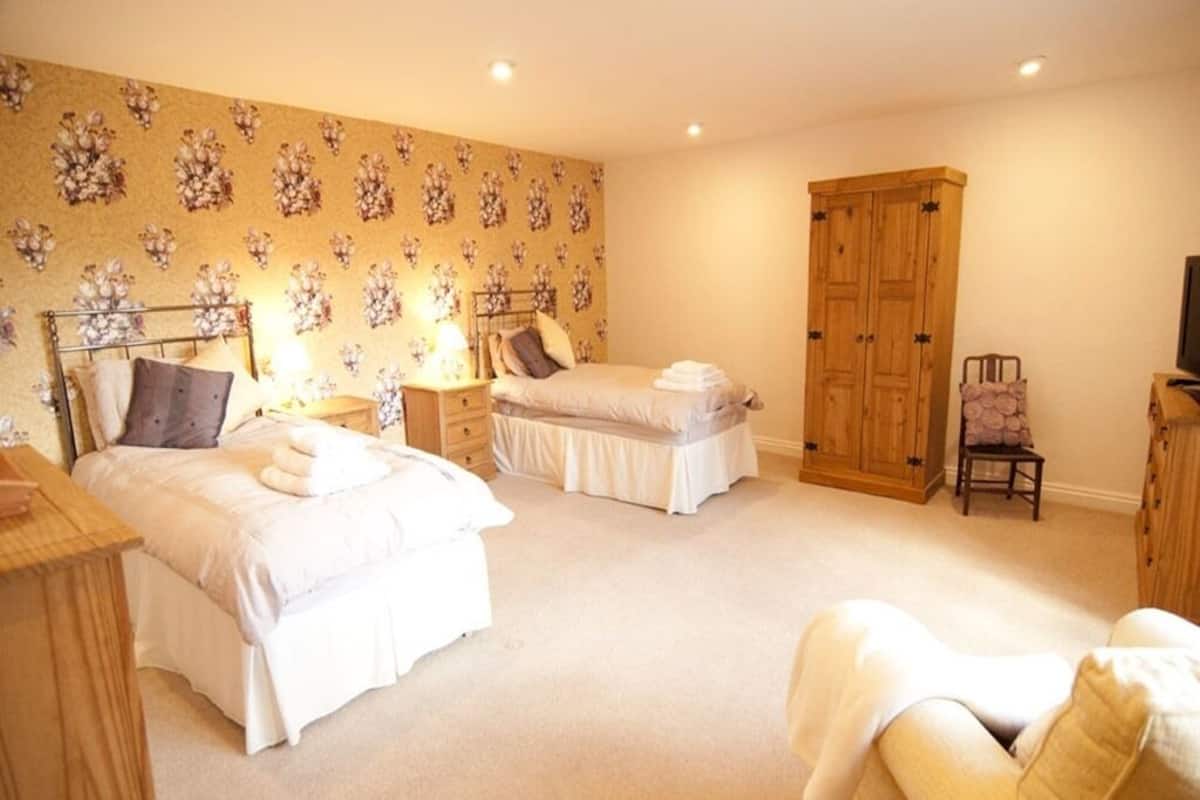 Twin kamer, en-suite badkamer, uitzicht op tuin