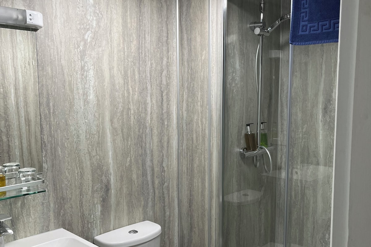 Double Room (Cosy Room 1) | Pillowtop beds, blackout drapes, WiFi (free), individually decorated