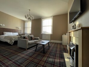 Phòng đôi, có phòng tắm riêng (Room 17 Second Floor) | Nệm có lớp đệm bông, trang trí khác biệt 