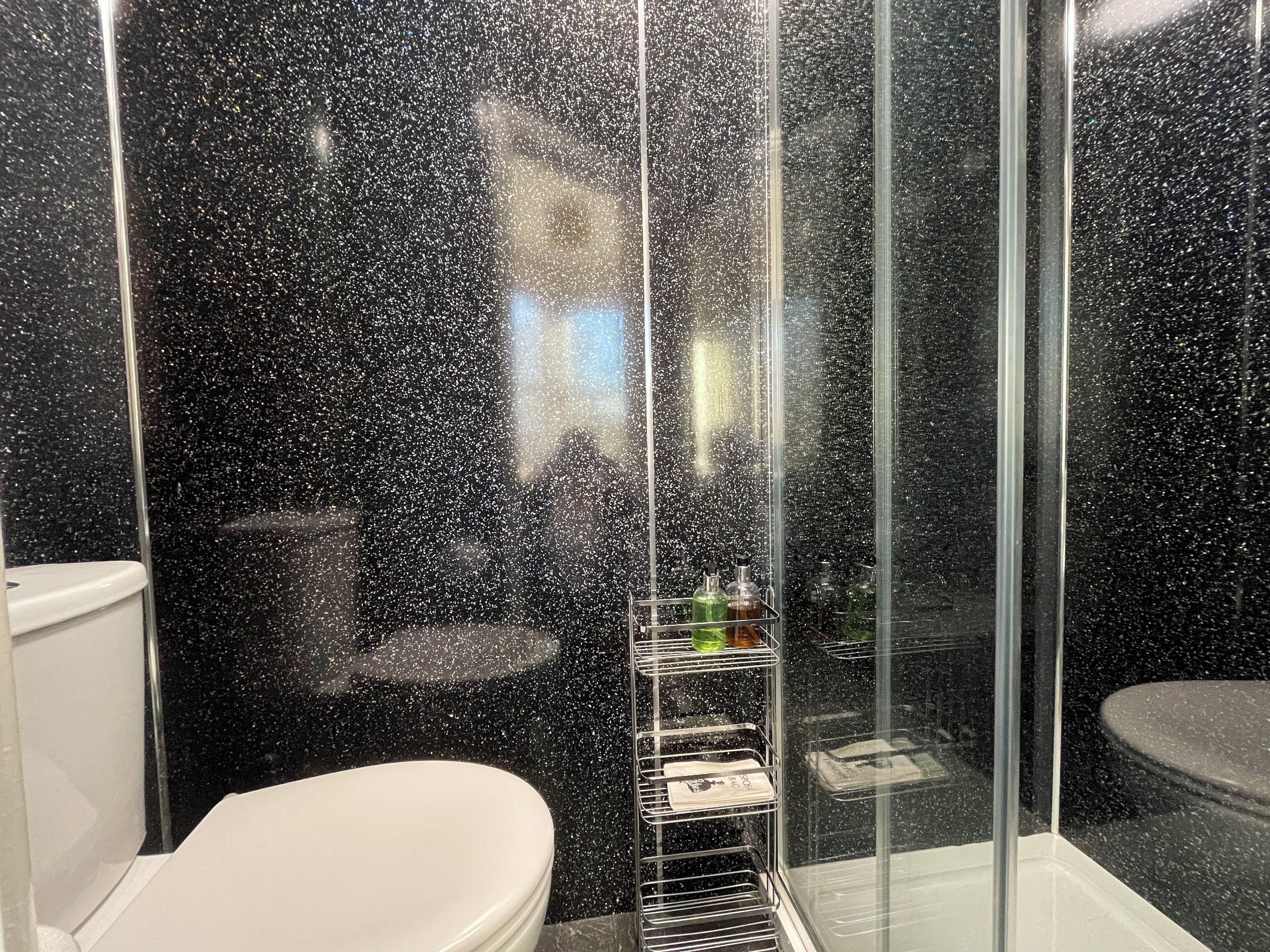 Twin Room, Garden View (Room 7) | Bathroom | Shower, free toiletries, hair dryer, towels