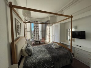 Pillow-top beds, individually decorated, individually furnished - Carlton House Guesthouse (Scarborough)